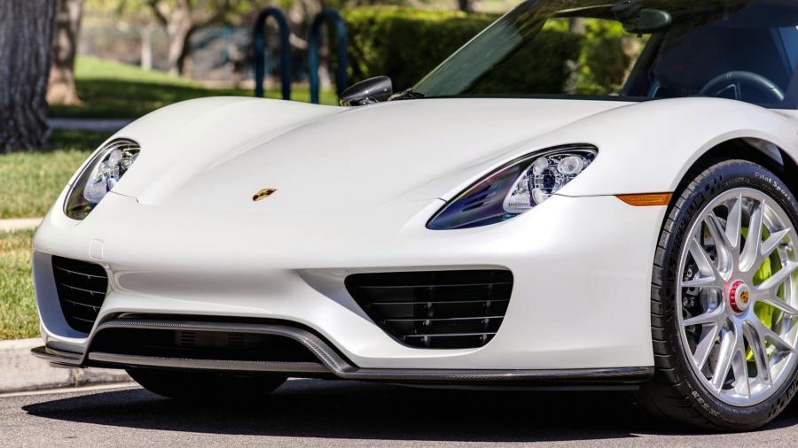 Детали экстерьера Porsche 918 Spyder Weissach Package (472) 2015 года  (фото 9 из 20)
